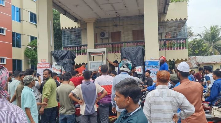 তেল না পাওয়ায় সাড়ে চার ঘণ্টা বিদ্যুৎ বন্ধ, দুর্ভোগে মানুষ